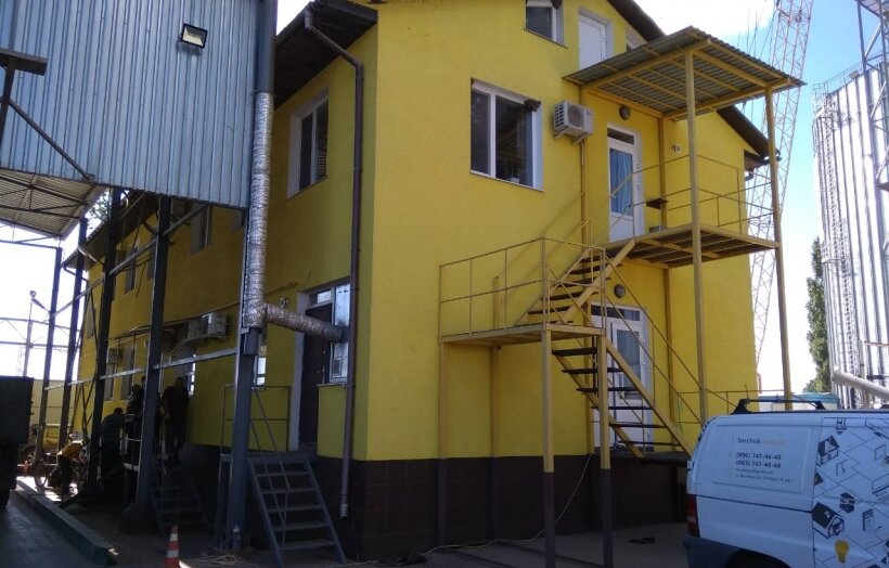 Монтаж системи блискавкозахисту адміністративної будівлі Вороновицького ХПП "Alebor Group" смт. Вороновиця