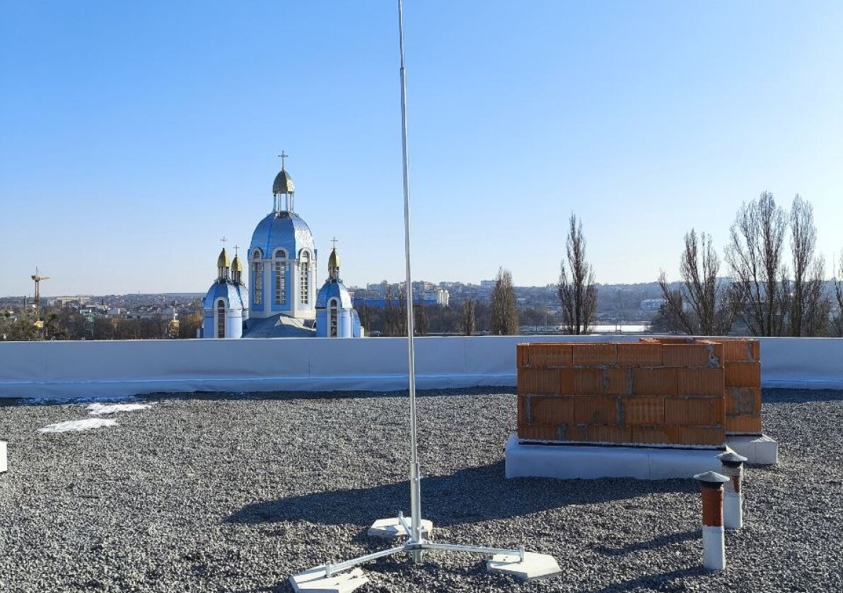 Блискавкозахист - цілий комплекс заходів для надійної охорони житлових, комерційних будівель та обладнання від дії блискавки.