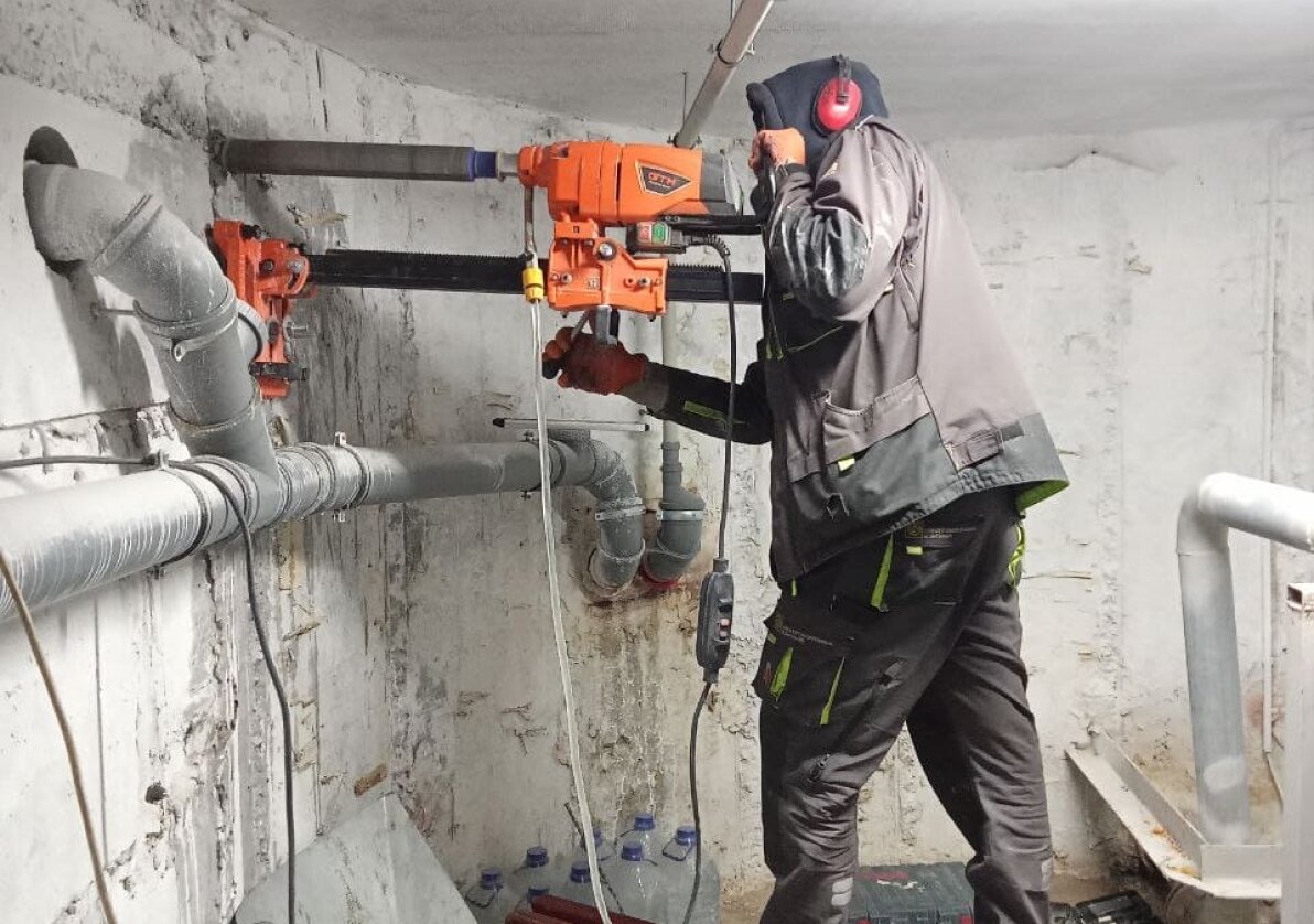 almazne burinnya elektromontazhni roboty